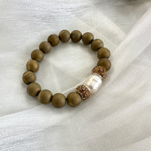 Load image into Gallery viewer, Gold druzy agate bracelet with pearl displayed on white cloth