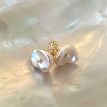 Charger l'image dans la galerie, White flower pearl stud earrings displayed on white pearl shell, showing petal-shaped Keshi pearls with small central accents.