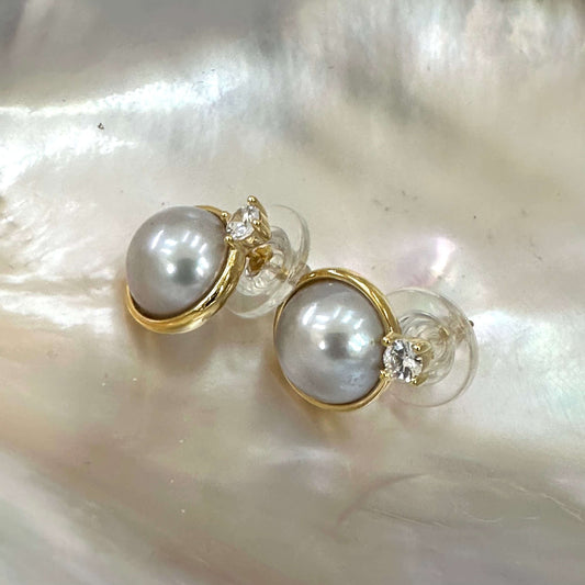 Silver grey pearl stud earrings with CZ – Gold Vermeil, elegant handcrafted jewelry in a close-up view.