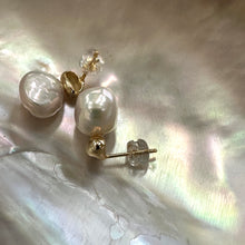 Charger l'image dans la galerie, Gold vermeil nugget pearl stud earrings with separated studs on pearl shell backdrop