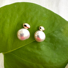 Charger l'image dans la galerie, Nugget pearl stud earrings with soft pink luster against green leaf background