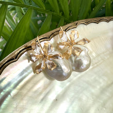 Charger l'image dans la galerie, Gold baroque pearl drop earrings with flower design on white and green backdrop