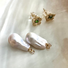 Charger l'image dans la galerie, Convertible chrome diopside pearl earrings with separate stud and pearl drop pieces on shell background