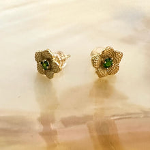 Charger l'image dans la galerie, Chrome diopside flower stud earrings in gold vermeil displayed on pearl background