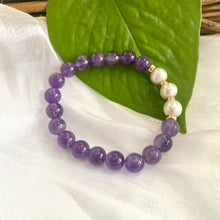 Charger l'image dans la galerie, Amethyst Pearl Bracelet close-up on white cloth – individual gold filled design