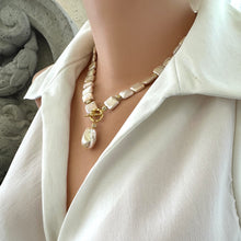 Charger l'image dans la galerie, Golden baroque pearl toggle necklace on mannequin side view — handcrafted luminous pearl jewelry by Loulia Pearl Jewelry