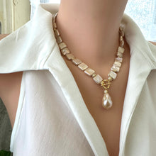 Charger l'image dans la galerie, Side angle of golden baroque pearl toggle necklace on mannequin — elegant handcrafted pearl jewelry with gold clasp by Loulia Pearl Jewelry