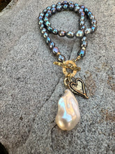 Charger l'image dans la galerie, Collier à bascule en perles noires avec pendentif en perles baroques blanches et breloque cœur, bronze doré, 45,7 cm