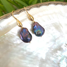 Charger l'image dans la galerie, Close-up of baroque pearl drop earrings highlighting peacock tones and gold vermeil details
