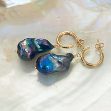 Charger l'image dans la galerie, Black baroque pearl hoop earrings with gold vermeil finish on white pearl background