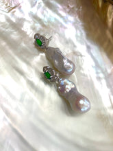 Charger l'image dans la galerie, Detailed view of green diopside baroque pearl drop earrings — close-up of gemstone studs and pearls on white pearl shell background