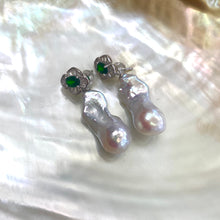 Charger l'image dans la galerie, Green diopside baroque pearl drop earrings displayed on white shell backdrop — removable pearl design in rhodium-plated sterling silver