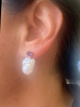 Charger l'image dans la galerie, Woman wearing Baroque pearl drop earrings with amethyst gemstone studs