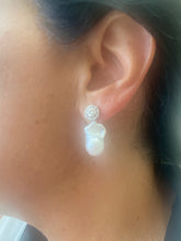 Charger l'image dans la galerie, Moissanite and baroque pearl earrings worn by woman, side view showing removable drop design.
