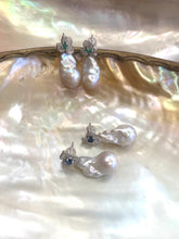 Charger l'image dans la galerie, Emerald stud earrings and sapphire stud earrings with pearl drops on pearl shell