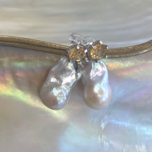 Charger l'image dans la galerie, Citrine stud earrings with baroque pearls on white pearl shell background