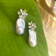 Charger l'image dans la galerie, Peridot stud earrings with baroque pearl drops on green leaf backdrop