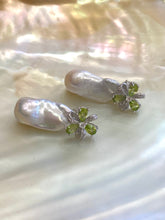Charger l'image dans la galerie, Close view of Peridot stud earrings with baroque pearl drops on pearl shell