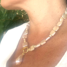 Charger l'image dans la galerie, Golden baroque pearl toggle necklace worn by woman — luminous handcrafted statement jewelry with gold details by Loulia Pearl Jewelry