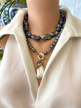 Charger l'image dans la galerie, Collier à bascule en perles noires avec pendentif en perles baroques blanches et breloque cœur, bronze doré, 45,7 cm