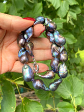 Charger l'image dans la galerie, Black Baroque Pearl Necklace | Handcrafted Chunky Design showcasing peacock-black freshwater pearls.