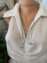 Charger l'image dans la galerie, Labradorite and Baroque Pearl Necklace showcasing a lariat design on a mannequin, elegant and handmade by Loulia Pearl Jewelry.