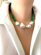 Charger l'image dans la galerie, Short green jade black tourmaline pearl necklace featuring vibrant jade beads and luminous white baroque pearls.