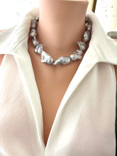Charger l'image dans la galerie, Baroque pearl necklace with silver details displayed on a mannequin, handcrafted in Canada.