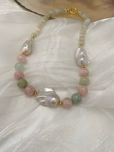 Charger l'image dans la galerie, Morganite and jade necklace with baroque pearls displayed on white fabric, showing soft pink silk thread and gold vermeil clasp.