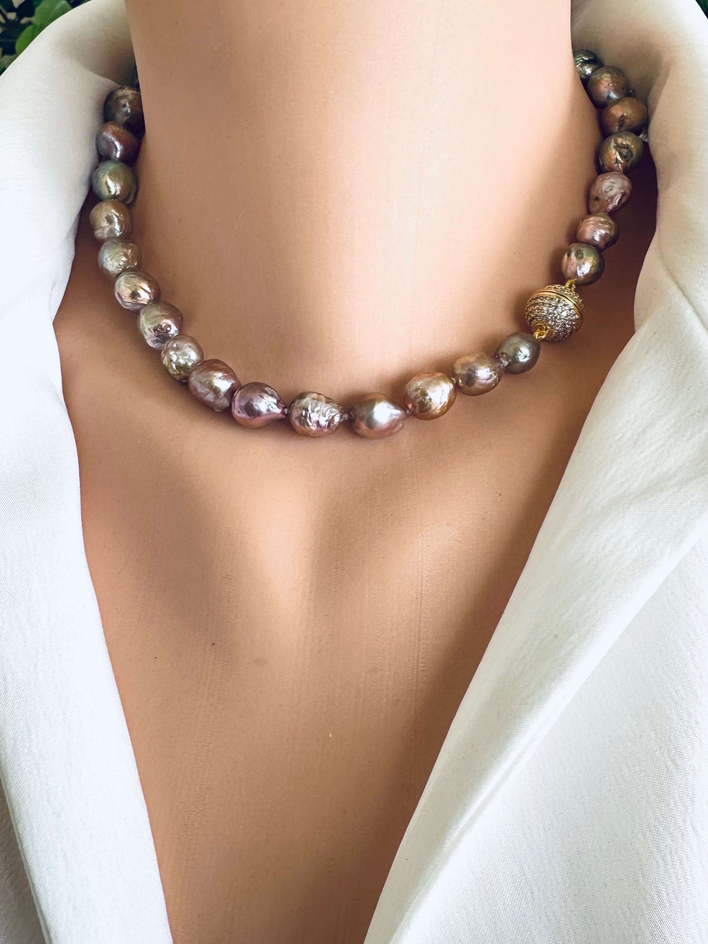 Edison pearl necklace with magnetic clasp worn close to collarbone