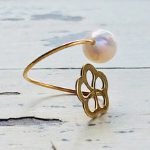 Charger l'image dans la galerie, 18K minimalist flower pearl ring featuring a delicate gold band and a soft pink freshwater pearl.