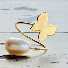 Charger l'image dans la galerie, 18K minimalist butterfly pearl ring showcasing a pearl and butterfly motif in solid gold fine jewelry.