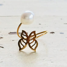 Charger l'image dans la galerie, 18K minimalist butterfly pearl ring featuring a delicate butterfly design and a lustrous freshwater pearl.