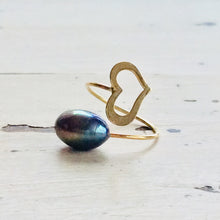 Charger l'image dans la galerie, 18K minimalist heart pearl ring featuring a unique heart design and a peacock freshwater pearl.