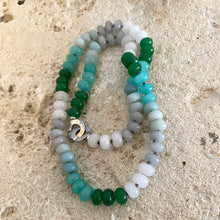 Charger l'image dans la galerie, Collier en amazonite et jade noué à la main, fermoir à emboîtement en argent, 48 cm