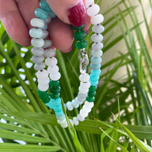 Charger l'image dans la galerie, Collier en amazonite et jade noué à la main, fermoir à emboîtement en argent, 48 cm