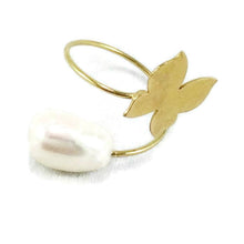 Charger l'image dans la galerie, 18K minimalist butterfly pearl ring featuring a white freshwater pearl and a delicate butterfly design in solid gold.