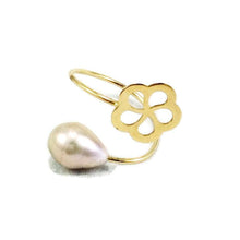 Charger l'image dans la galerie, 18K minimalist flower pearl ring featuring a delicate pink freshwater teardrop pearl and floral design in solid gold.