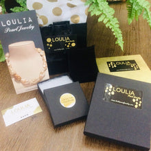 Charger l'image dans la galerie, Loulia Pearl Jewelry packaging and promotional materials, including a gift box and a display card.