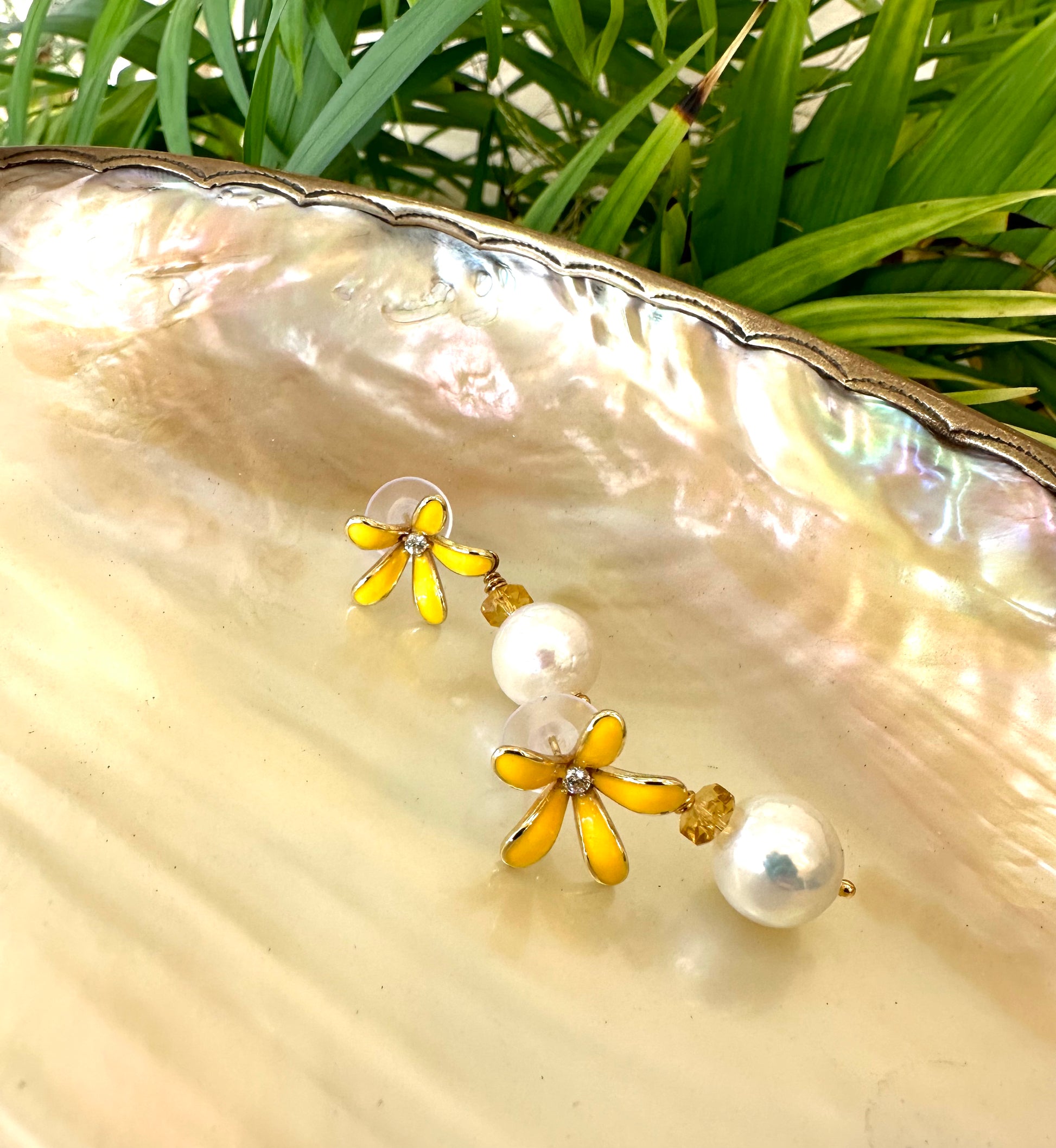 Edison pearl citrine earrings featuring gold-plated flower studs and white Edison pearls
