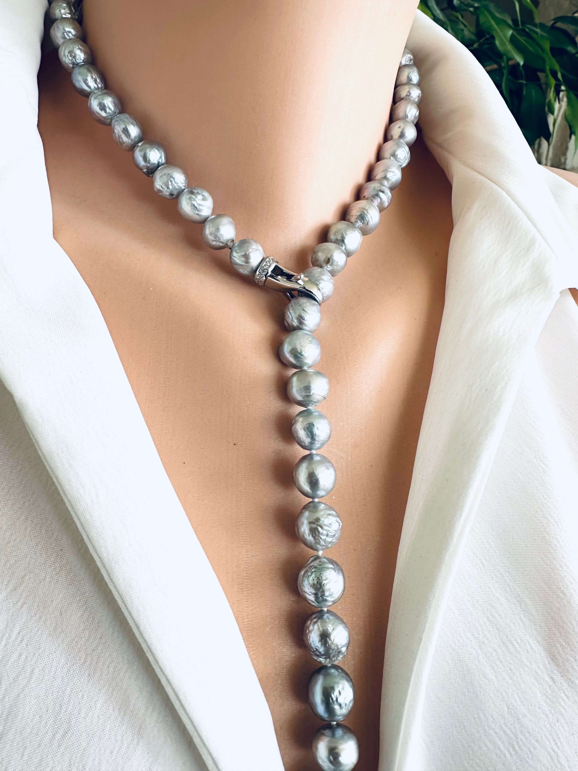 LIVE #92 - Grey Edison Baroque Pearl Necklace – Convertible Y Style displayed on a mannequin with silver-grey pearls.