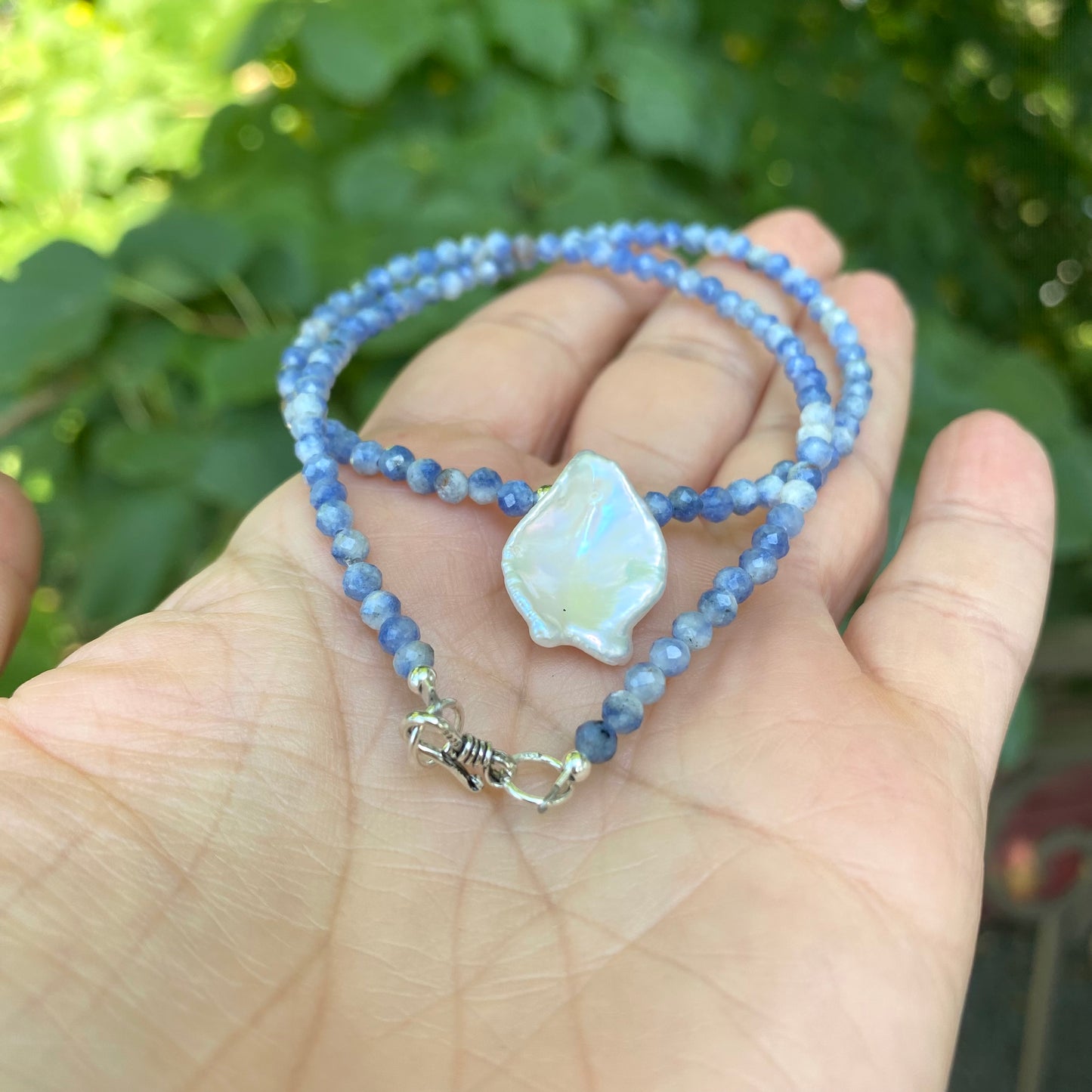 Sodalite pearl necklace with white keshi pearl close-up