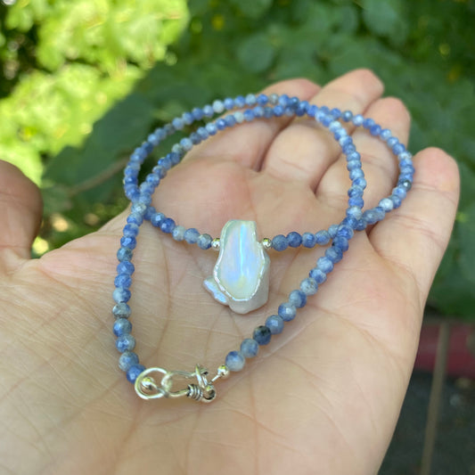 Sodalite pearl necklace with white keshi pearl close-up