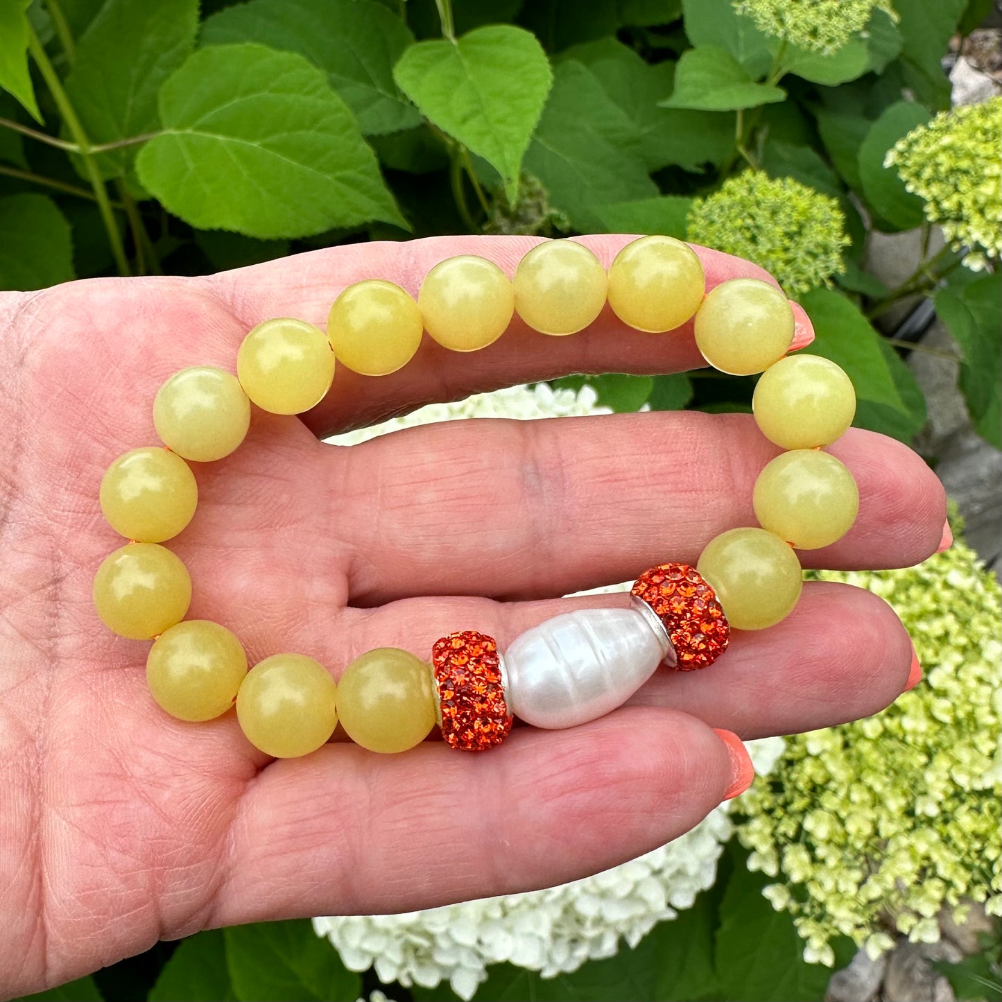 Aventurine jade pearl stretchy bracelet showing olive jade beads and central pearl detail