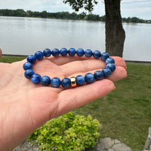 Charger l&#39;image dans la galerie, Bracelet extensible en kyanite bleu denim de 6 ou 8 mm, 14 carats GF, 18 cm
