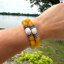 Load image into Gallery viewer, Yellow jade pearl bracelet – stretch design handmade, showcasing yellow jade beads and freshwater pearls.
