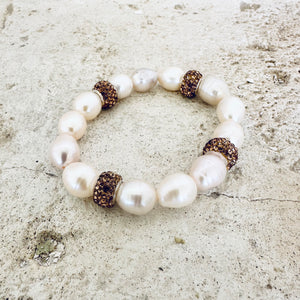 Bracelet extensible en perles blanches et strass dorés