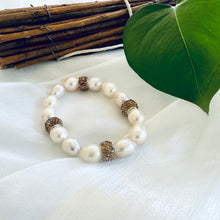 Charger l&#39;image dans la galerie, Bracelet extensible en perles blanches et strass dorés
