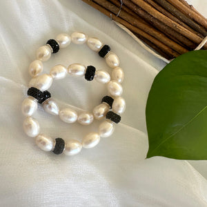 Bracelet extensible en perles blanches et strass noirs
