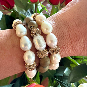 Bracelet extensible en perles blanches et strass dorés